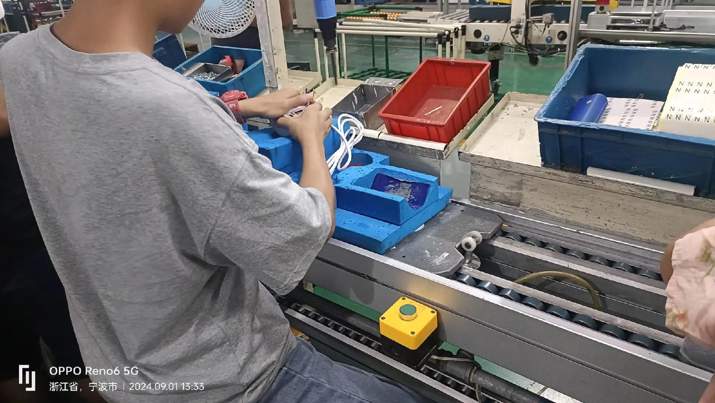 现在厂都进入了旺季.本生产线招两名操作普工,会打螺丝的最好